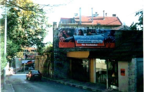 Mentos cephe reklamı, Bebek, 1990