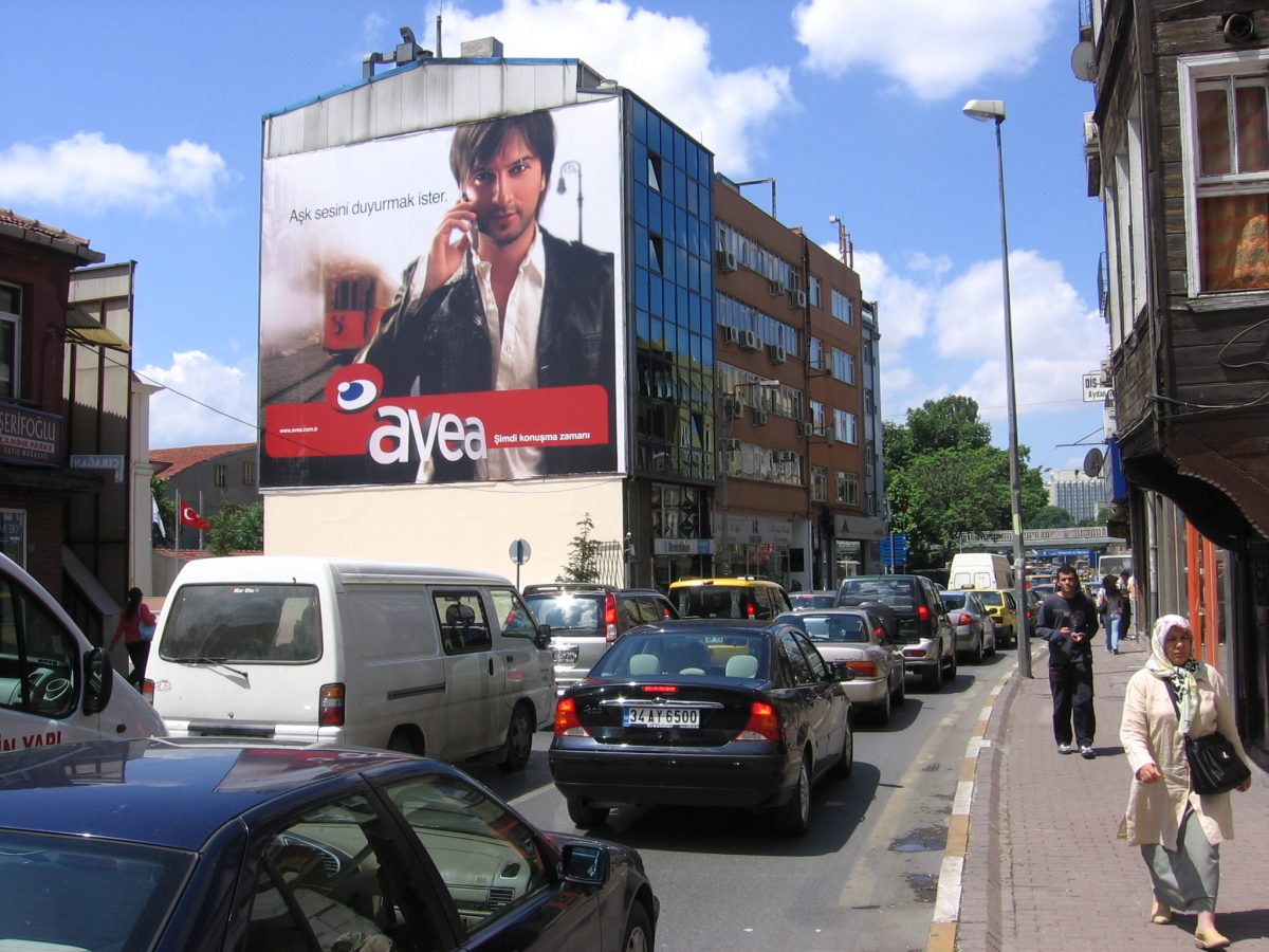 Avea cephe reklamı, Beşiktaş, 2005